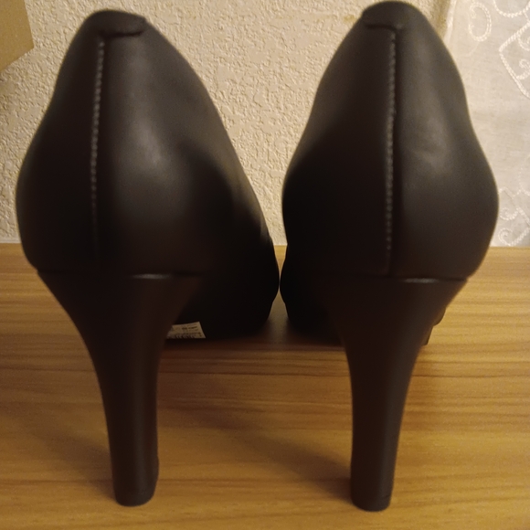 Clarks Elegant Black Heels - Picture 6 of 8
